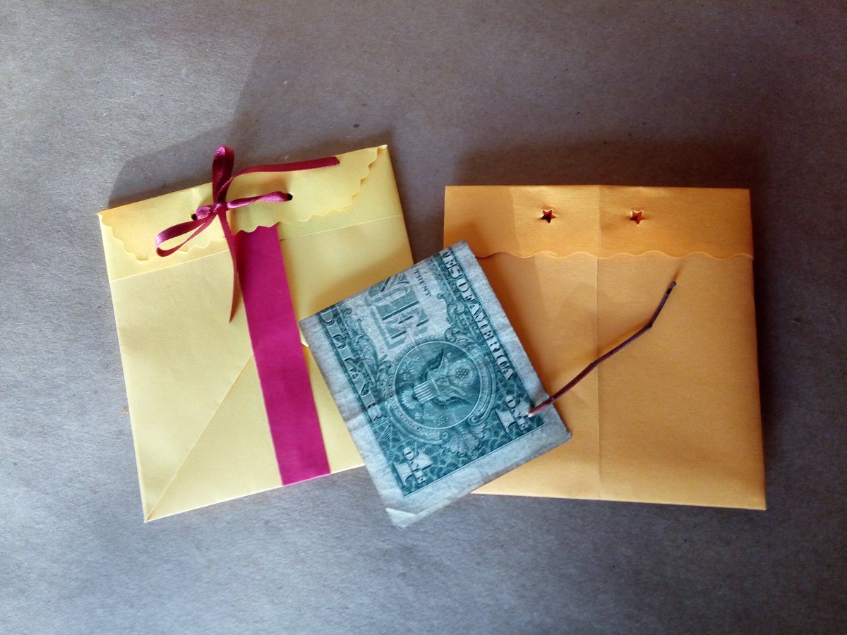 Más bonito aún si está envuelto en un bello sobre,de #papelreciclable con la técnica del #origami para un regalo delgado en apariencia, fuerte en su valor. #megustaloquehago MENOS PLÁSTICO MÁS PAPEL
