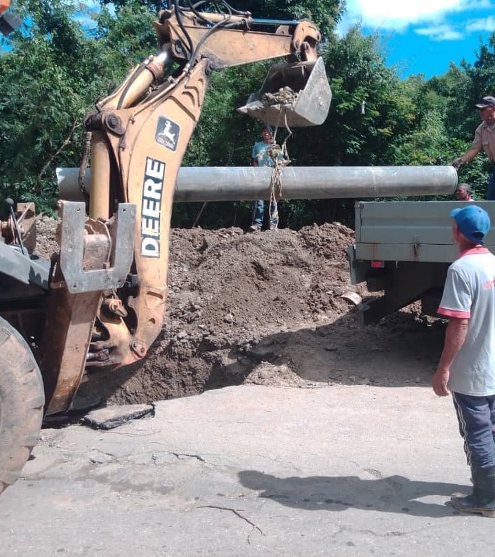 22DIC | Mcpio. Paz Castillo (Miranda) Cuadrilla de mantenimiento de Hidrocapital reparó tubería de acero de 12 pulgadas en la calle principal de Santa Eduviges. Se colocó un Niple de 4 metros de largo de 12" en H/G con dos juntas de 12".#AlServicioDelPueblo✊🏽🇻🇪 
<a href="/NicolasMaduro/">Nicolás Maduro</a>
