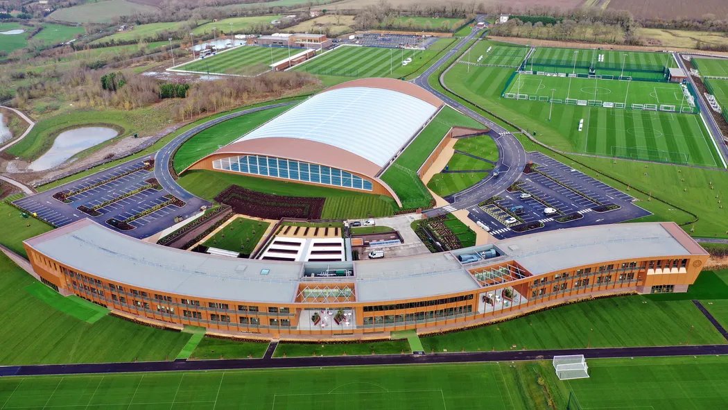 sis's tweet photo. Meet @LCFC's 🆕 training facility!

The 180-acre site features:
⚽️ 21 playing surfaces, including 14 full-size pitches.
 ❄️ 499-seater, floodlit show pitch.
🥼 Elite-standard sports science and medical facilities.
🏋🏾‍♂️ Customised gym and hydrotherapy facilities.

The best in 🇬🇧? https://t.co/5OeRo7YpUO