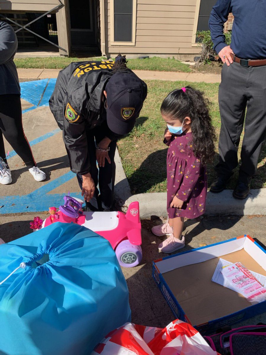 OfficerTMo's tweet photo. With tears in her eyes and 3 little smiles @houstonpolice was able to help a family in need! Thank you Dr. Penn and @TAPSAcdmy for generously donating @heb gift card!   #houstonstrong #relationalpolicing https://t.co/IQ12h7Xcbc