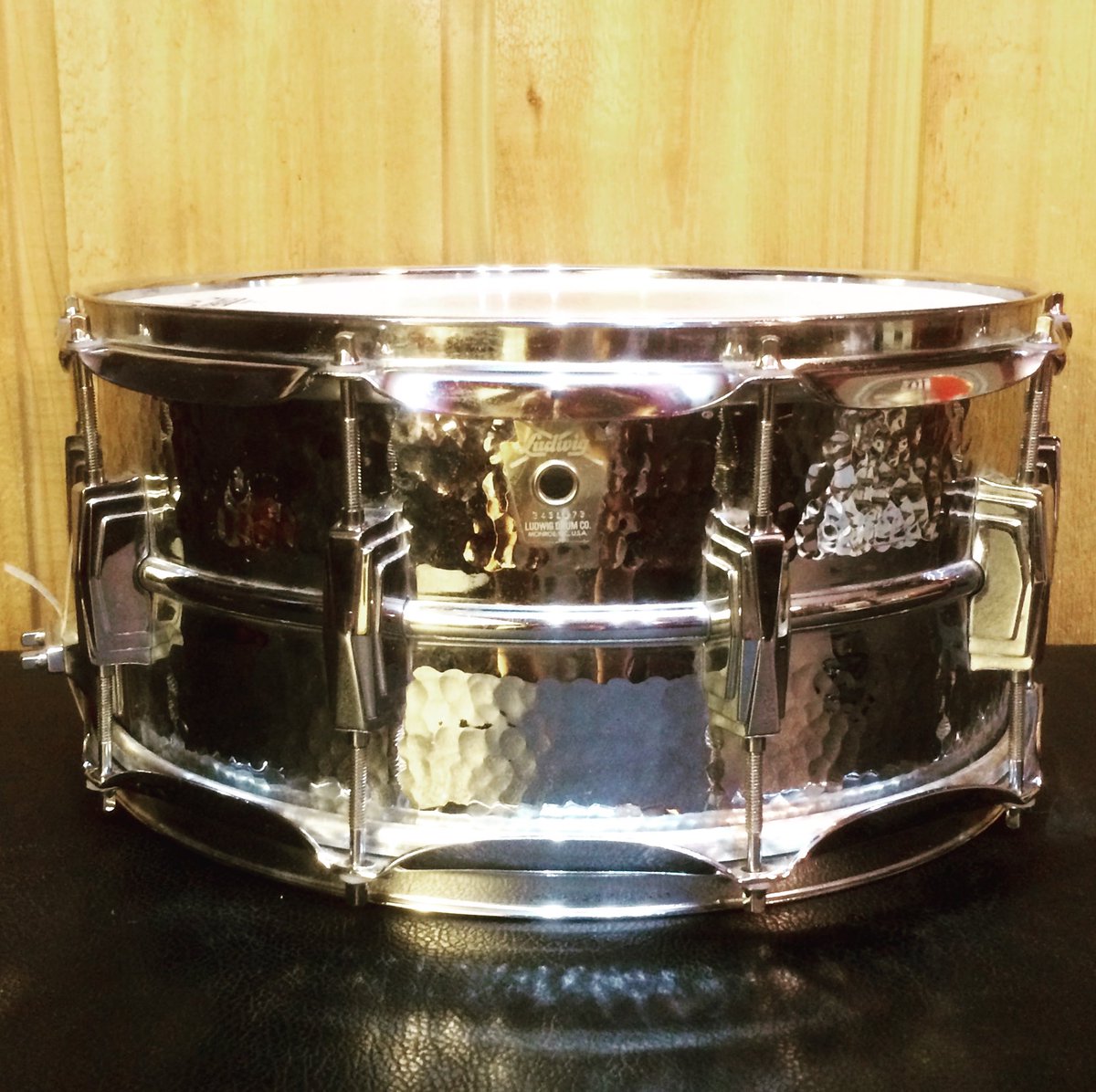 Our hand hammered Ludwig Drums #Supraphonic offers a classic rock snare sound. It was one of Bonham’s favorite snares, and for good reason. Hit it right and it has enough crack to last a lifetime. 1/2