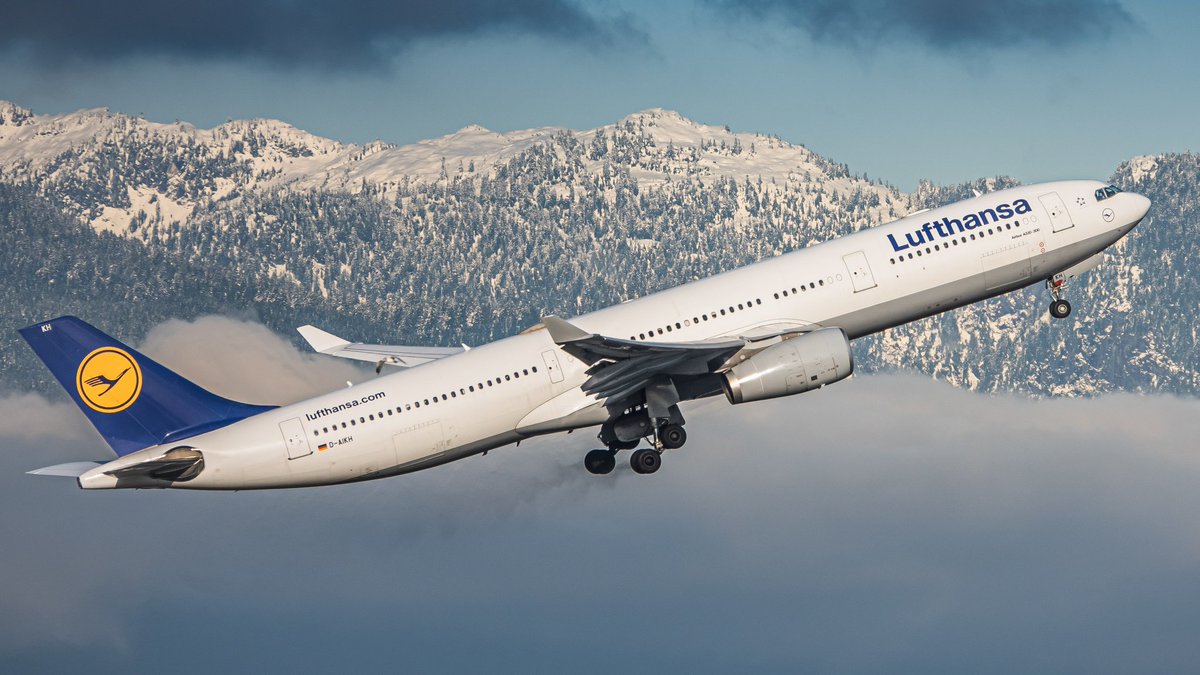 EyeTrapper's tweet photo. @lufthansa @Airbus #A330 departing @yvrairport with a bit of brake dust. https://t.co/bGRlZK0xkN