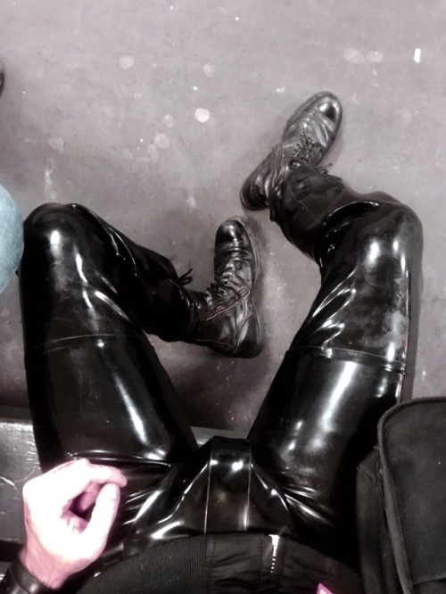 GummiKlasse's tweet photo. More rubber, obviously! This was on the #ubahn in #berlin! #bvg, #rubbersuit #latexinpublic
https://t.co/9Va0tkwAyp #rubber #gayrubber #gummiklasse #gummisau #cashdom #rubberfetish #MarkusBosch https://t.co/krYhYDIMlE