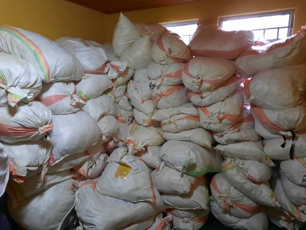 Today we handed over 85,332 masks to <a href="/RubavuDistrict/">Rubavu District</a> donated by <a href="/CentralBankRw/">Central Bank of Rwanda</a> <a href="/rwangombwajRW/">Rwangombwa John</a> through the #Mask4All Campaign. This donation was received by the District Health Director Uwineza Francine. Together we can make a difference.