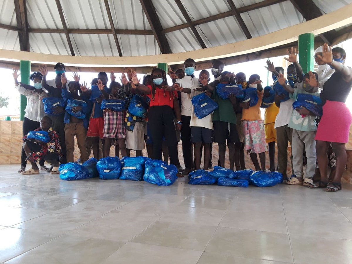 aiesecintogo's tweet photo. Cérémonie de remise de #dons à l'#Orphelinat Foyer Pierre du Pauvre, cet après-midi, par la Cellule locale de @aiesecintogo , AIESEC Université de Kara: Un cadeau = un sourire
#UnCadeauUnSourire #EB_BOUNDLESS #AIESEC_KARA #AIESECinTogo https://t.co/u9EZlIFFqz