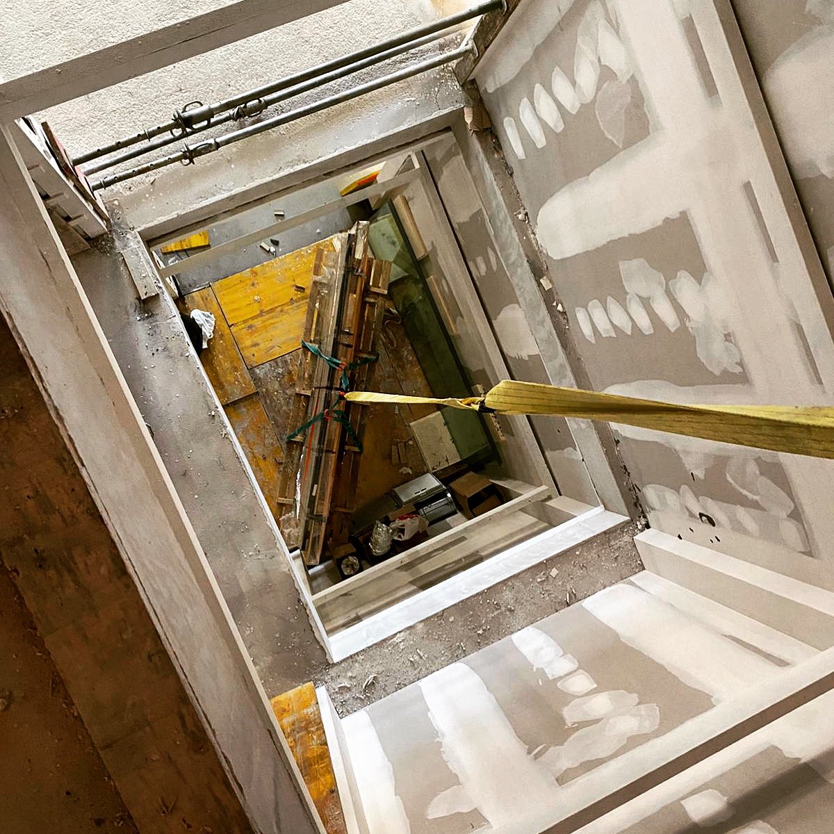 AislamientoFV's tweet photo. Carga complicada, pero no imposible, de vidrios EI120 en rehabilitación de edificio histórico en Bilbao 🏗🏢 Ahora, a acristalar! 💪🏼 https://t.co/s2dRteHkDY