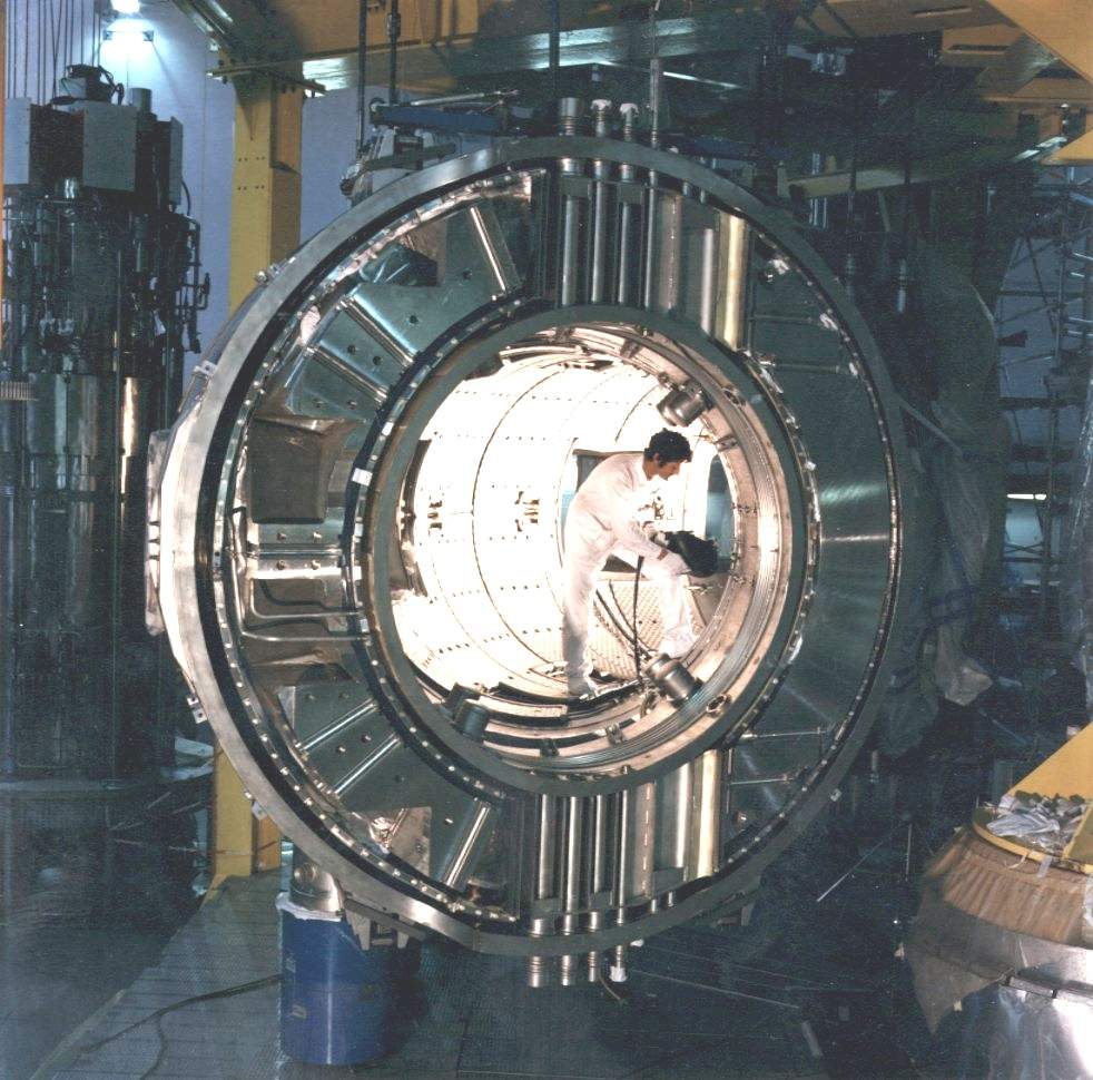 Les conducteurs des 18 bobines toroidales de Tore Supra sont réalisés en Niobium Titane (NbTi), un alliage qui devient supraconducteur quand la température est inférieure à 10 Kelvin (-263°C).