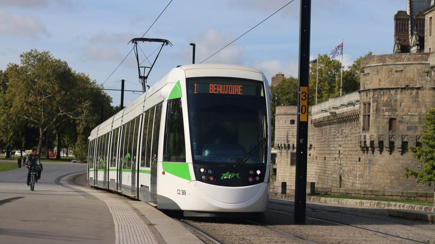 4/ The first episode is about what I call the "MODERN EUROPEAN TRAMWAY" or, if you prefer, the "French-style Tramway"The progenitors of them all are Nantes and Grenoble in the late 1980s, the cities that kickstarted the so-called French tramway renaissance