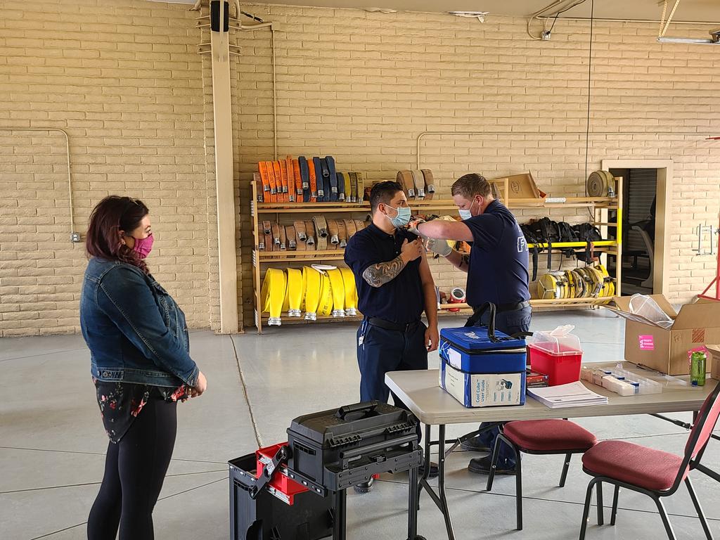 Fryfiredistrict's tweet photo. Thanks to collaboration between @moderna_tx, @AZDHS, @CochiseCounty, @CanyonVistaMed, @SierraVistaAZ and too many partners to list, local EMS providers are helping each other #kickcovid #getvaccinated #fryfire https://t.co/FgY132uKOq