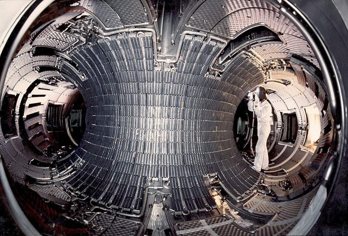 Démarré en 1998, le tokamak Tore Supra tire son nom des mots "tore" et "supraconducteur". Car Tore Supra utilise 18 bobines (aimants) supraconductrices, permettant de générer un champ magnétique de 3.7 Tesla en continu. Une innovation majeure dans les années 1980. (photo 1988)