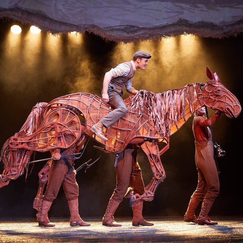 İlk kez 2007 yılında National Theatre'da sahnelenen ve gerçek ölçüde hayvan kuklaları kullanılan “War Horse”🐎 #DünyadanTiyatro

Bugüne dek dünyanın sayısız sahnesinde gösterim yapan oyun, 21 Ocak 2021 tarihine kadar nationaltheatre.org.uk adresinde ücretli olarak seyre açıldı.