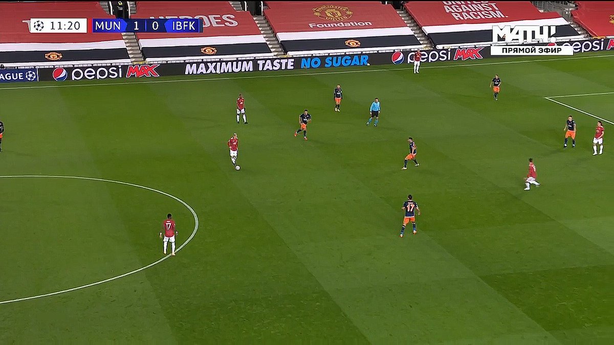 Likewise, another creative tendency he has is to play quick passes on his first touch after receiving it between the lines. Here, he takes note of Cavani's position and plays a first-time pass to him which he then collects via a one-two. It ends in an offside goal for Rashford.