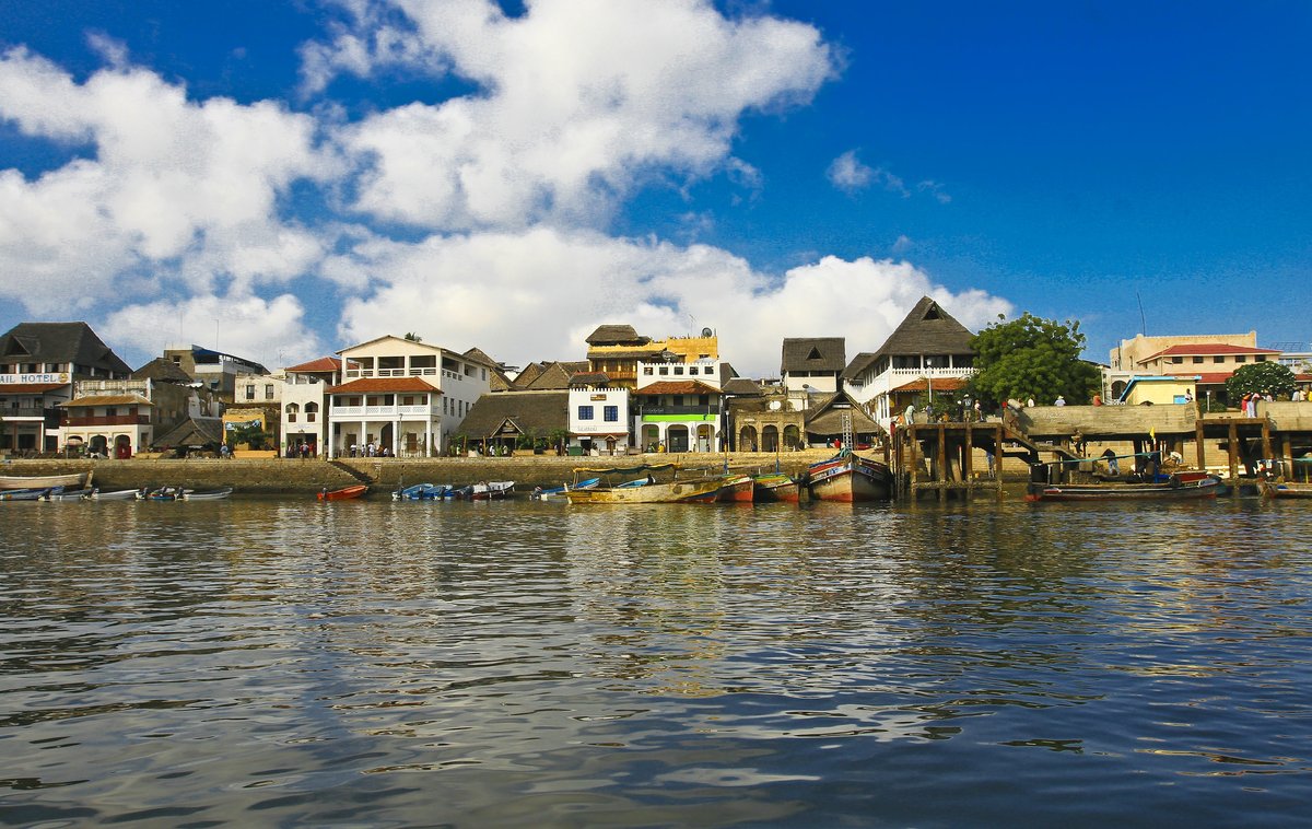 Lamu Town in modern Kenya is the oldest and best preserved Swahili settlement in East Africa and an example of African  #GoodUrbanism. Founded in 1370.