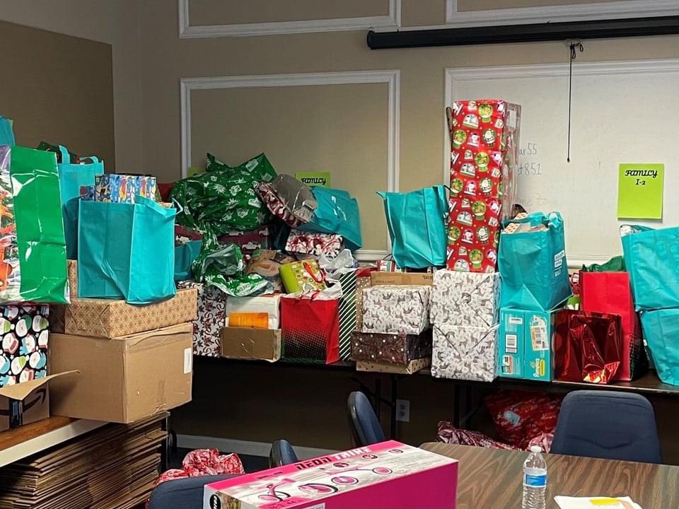 Thank you Christiansburg Fire Department for dropping off all of the reusable tote bags with masks, pens and information from the NRV Public Health Task Force. 

We put them to immediate use with our Elves United distribution of presents today.