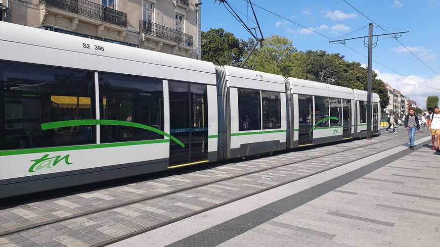 5/ Alignement-wise, the European-Modern-Tramway is a very urban creature: It runs mostly on-street, but in a 100% (or so) dedicated right-of-way, paved or greened, with discreet elements separating it from other road space: a small curb, a change in paving, bollards, etc.