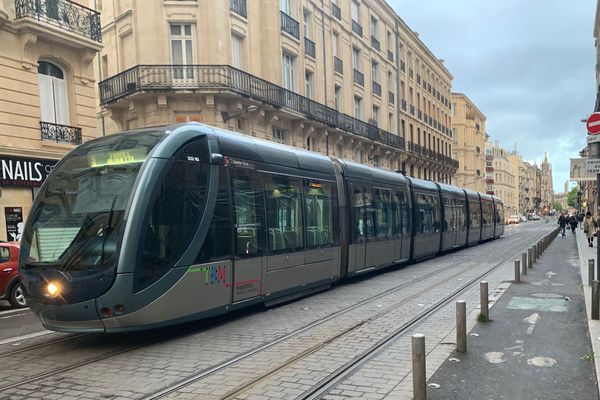 5/ Alignement-wise, the European-Modern-Tramway is a very urban creature: It runs mostly on-street, but in a 100% (or so) dedicated right-of-way, paved or greened, with discreet elements separating it from other road space: a small curb, a change in paving, bollards, etc.