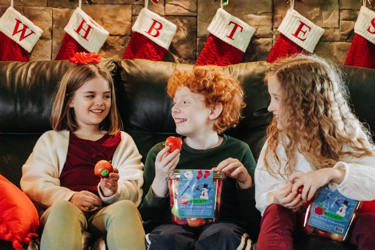 ChelanFresh's tweet photo. Three cheers for Rockit™ apples! These naturally mini treats are beloved by
kiddos and adults alike! The perfect holiday snack.🎄🍎
#HolidaySnack #RockitApple #KidApproved #ThinkSmallEatWell https://t.co/dS6cLxPJw2