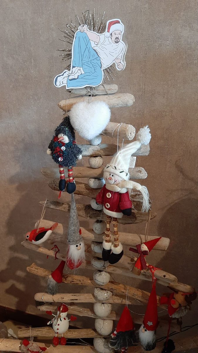 Mum made a Christmas tree for my little niece and nephew and the final touch with <a href="/DavidBrentMovie/">David Brent Fans</a> as the star is just perfect <a href="/rickygervais/">Ricky Gervais</a> #davidbrent #rickygervais