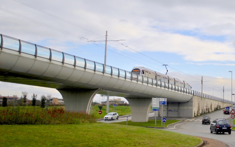 7/ Some grade separation is used in particularly busy intersections or when it's the only solution to grant regularity. It can also run on mixed traffic for very short sections. But both are localized exceptions in an otherwise mostly ground level, but reserved, alignement