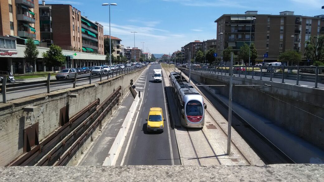 7/ Some grade separation is used in particularly busy intersections or when it's the only solution to grant regularity. It can also run on mixed traffic for very short sections. But both are localized exceptions in an otherwise mostly ground level, but reserved, alignement