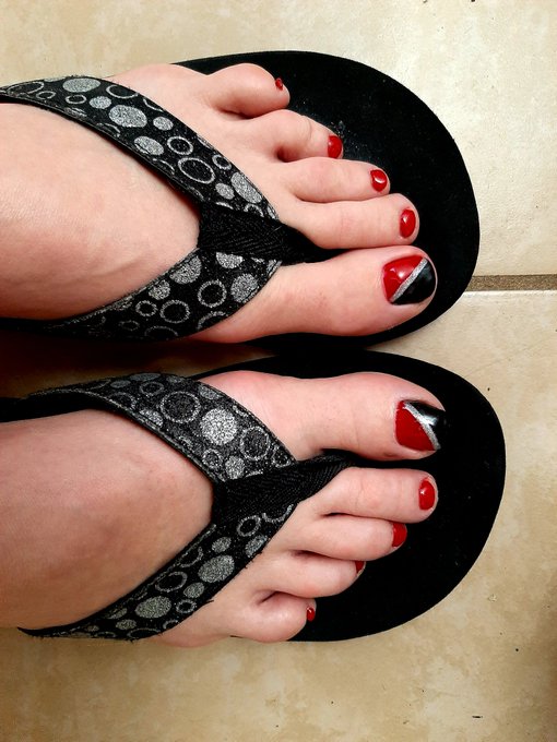 My toes and fingers match. And my girls are happy 🥰 yay. I feel so much better 💯 such a lucky girl 🎯✅