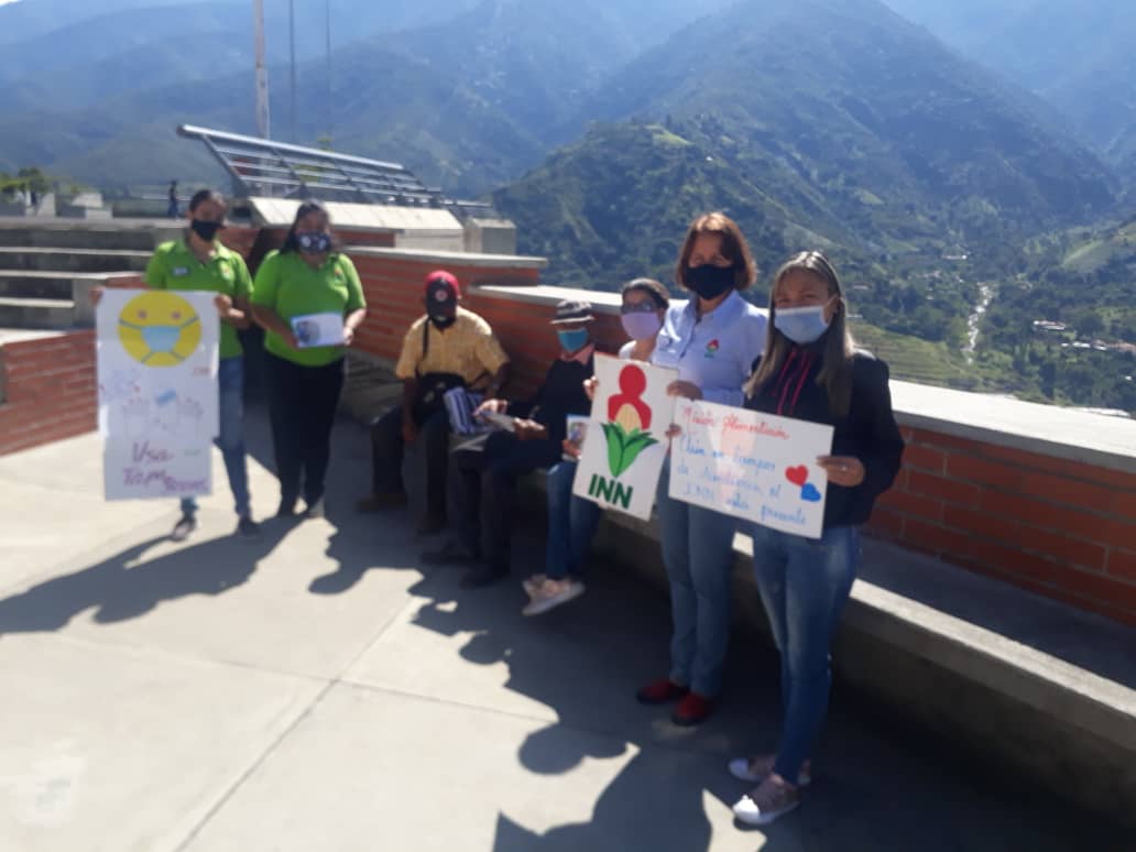INN_MERIDA's tweet photo. #22Dic | La brigada de Prevención del #INNMérida se encuentra en la parroquia el Sagrario,llevando el mensaje de concientización contra el #Covid_19 a cada una de las personas que se encontraban por la zona. 

#ReconciliaciónYPaz https://t.co/5XalMTn3rB