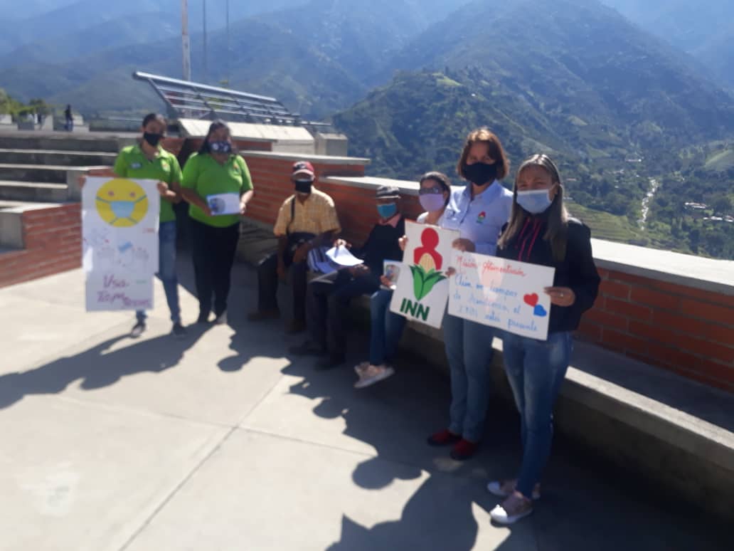 INN_MERIDA's tweet photo. #22Dic | La brigada de Prevención del #INNMérida se encuentra en la parroquia el Sagrario,llevando el mensaje de concientización contra el #Covid_19 a cada una de las personas que se encontraban por la zona. 

#ReconciliaciónYPaz https://t.co/5XalMTn3rB