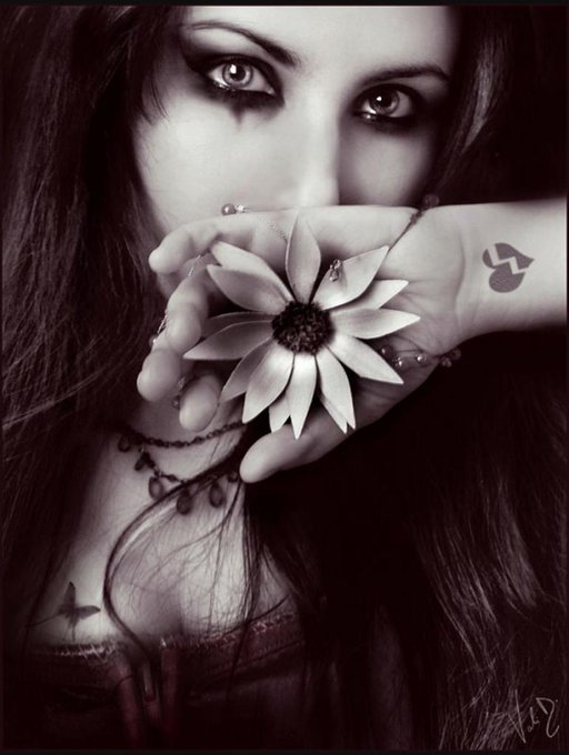 ذاك الذي يضحك كثيرا، راقبوه،والحقو به،
أين يختبئ بعد أن ينتهي من ضحكته؟؟