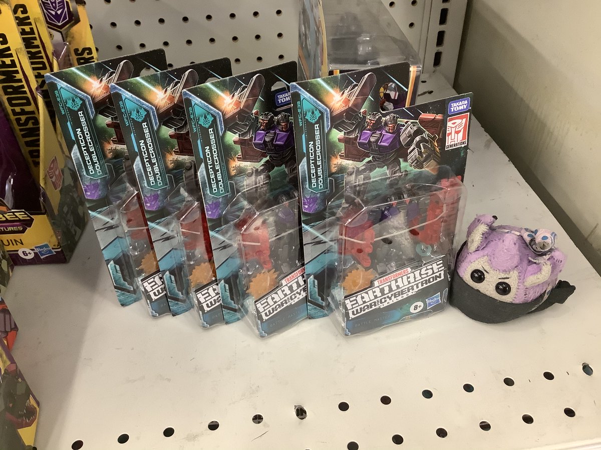 Transfan2's tweet photo. @JesseWittenrich @NightShiningPR
Puggle IDW Galvatron: Main Street Hamilton Ohio Meijerβs Neat TF Section(s)-Status as of Tues.12/22/2020 Including #TransformersEarthrise+#Doublecrosser!|#PGLTFs #PIGTFFinds #TF2Pics #PugglesTalk #Transformers #Cyberverse #PIGTFSections|2οΈβ£ https://t.co/5wNa3z0gq4