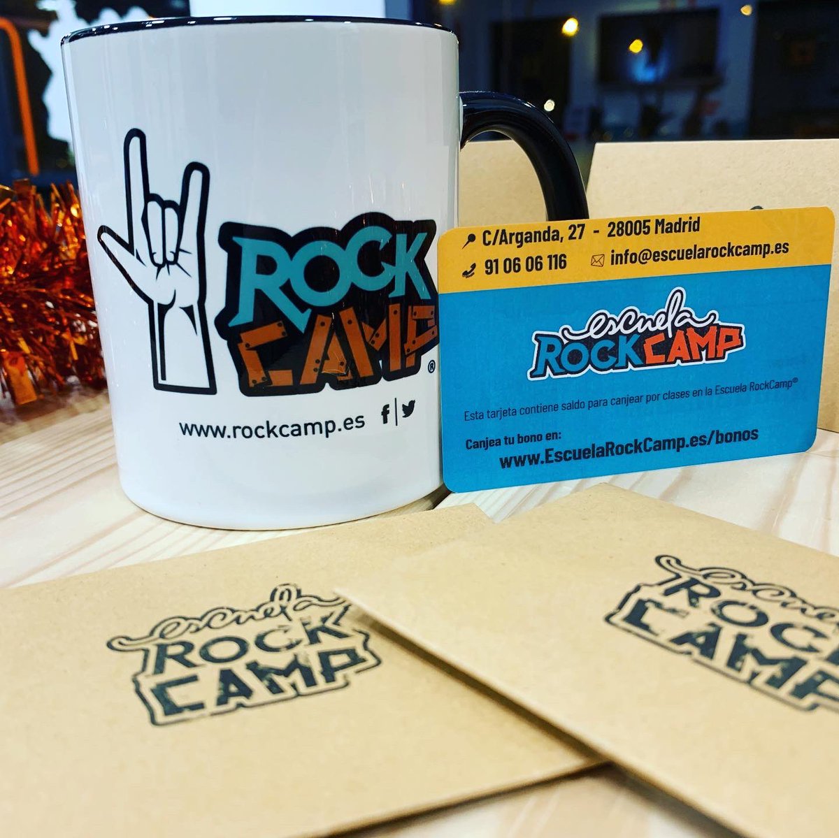 EscuelaRockCamp's tweet photo. ¡Estas Navidades regala clases en la Escuela Rock Camp! 🎸🎄 Hemos creado estas tarjetas regalo que pueden cargarse con cualquier cantidad de dinero y funcionan como vales. Podéis adquirirlas tanto presencialmente en la escuela como online aquí: https://t.co/fJQ1QhNWQT https://t.co/LCcAQSbQ4a