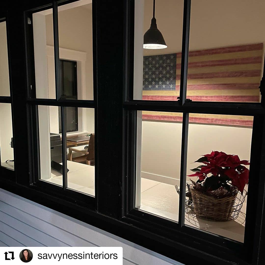Westeck_Windows's tweet photo. A great shot, from the outside looking in through a custom Westeck window by SavvyNess Interiors.
#customhomes #interiordesign #customwindows #windowdesign #fenestration #blackframes #beautifulhomesofinstagram https://t.co/UqbcrJ6pr7