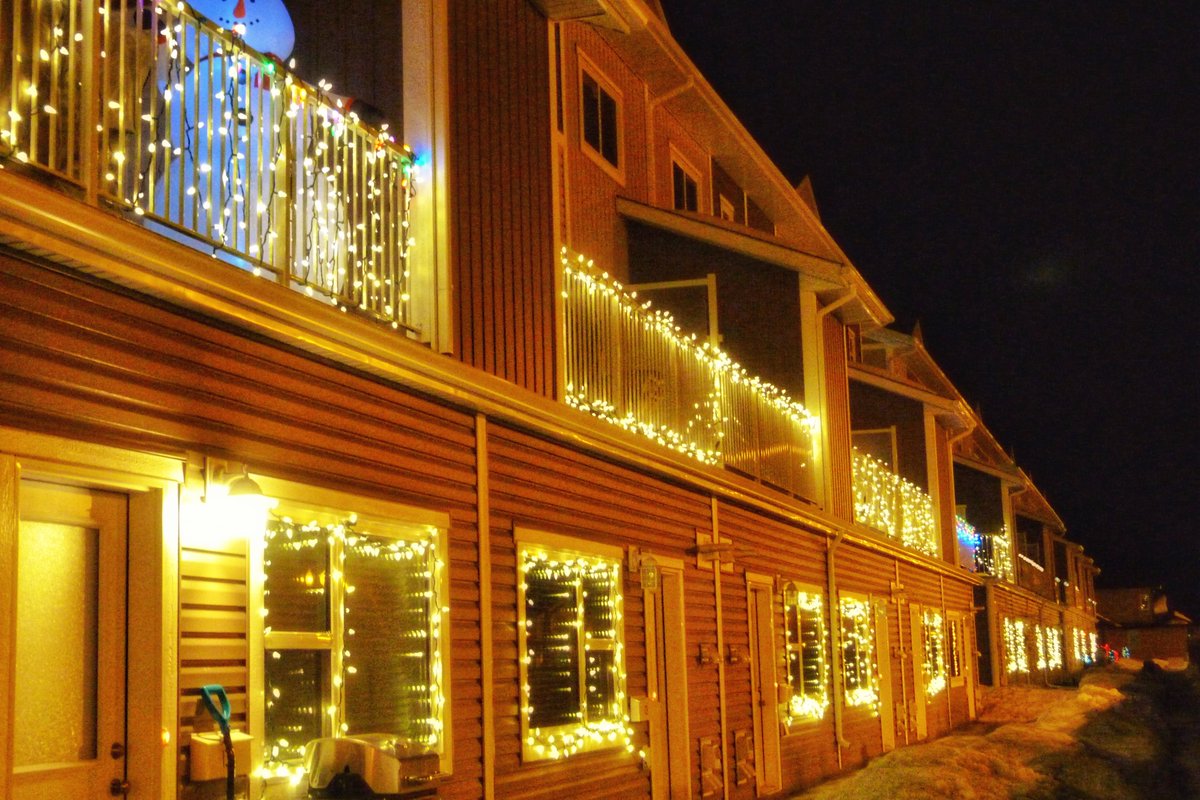 NAHCorp's tweet photo. Willowview Heights looking merry n' bright!!🤩 Our incredible tenants delivered a festive sparkle for all #yxe to enjoy this holiday season! https://t.co/OfkuS4Y7nP