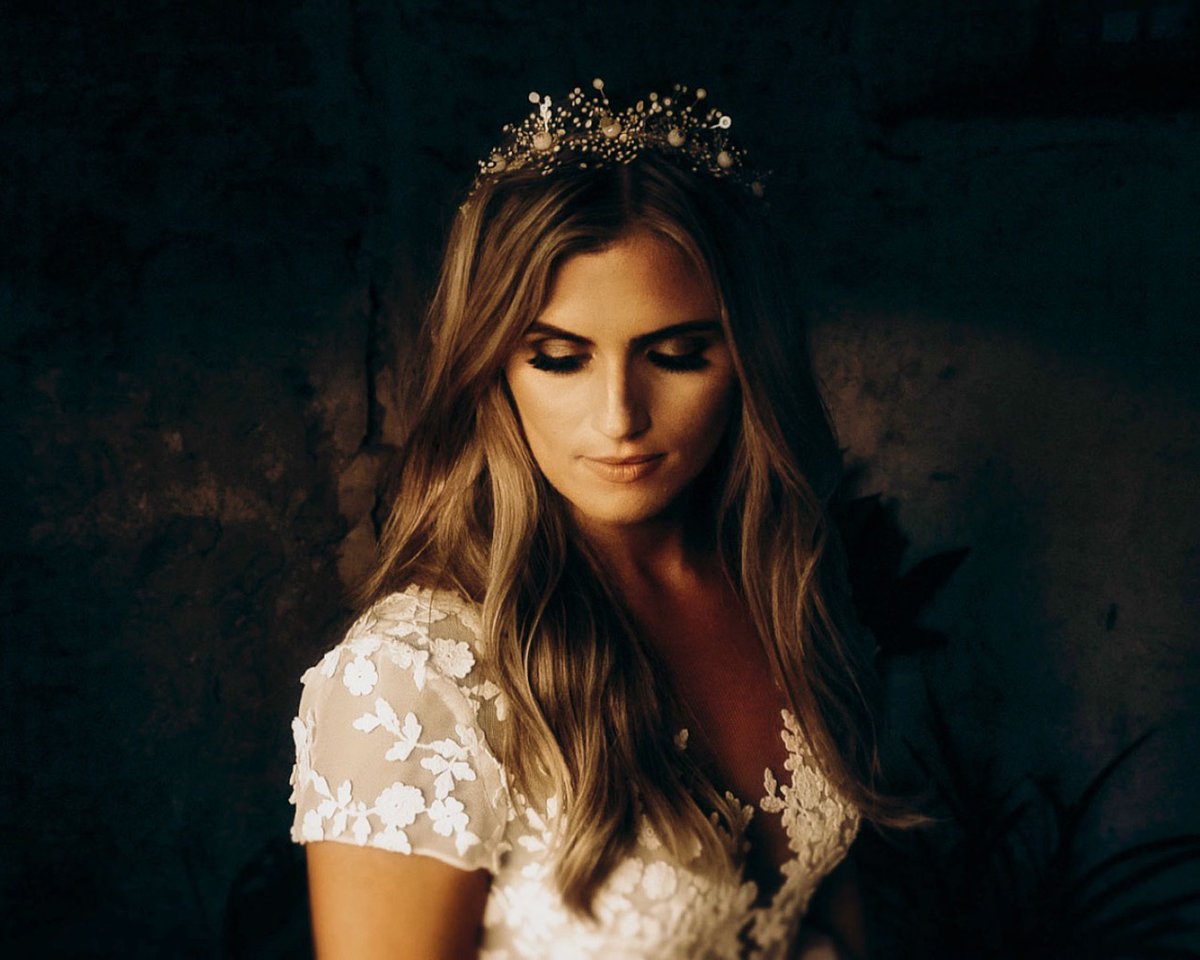 LOVELY BRIDE 👰
@fincasonmir
#adventureelopement #destinationelopement #edgywedding #weddingeditorial #tuscanywedding #elopementwedding #italywedding #santoriniwedding #fashionphotographer #radcouple #mallorcaelopement #portraitphotography #filmmaker #fashioncouple
