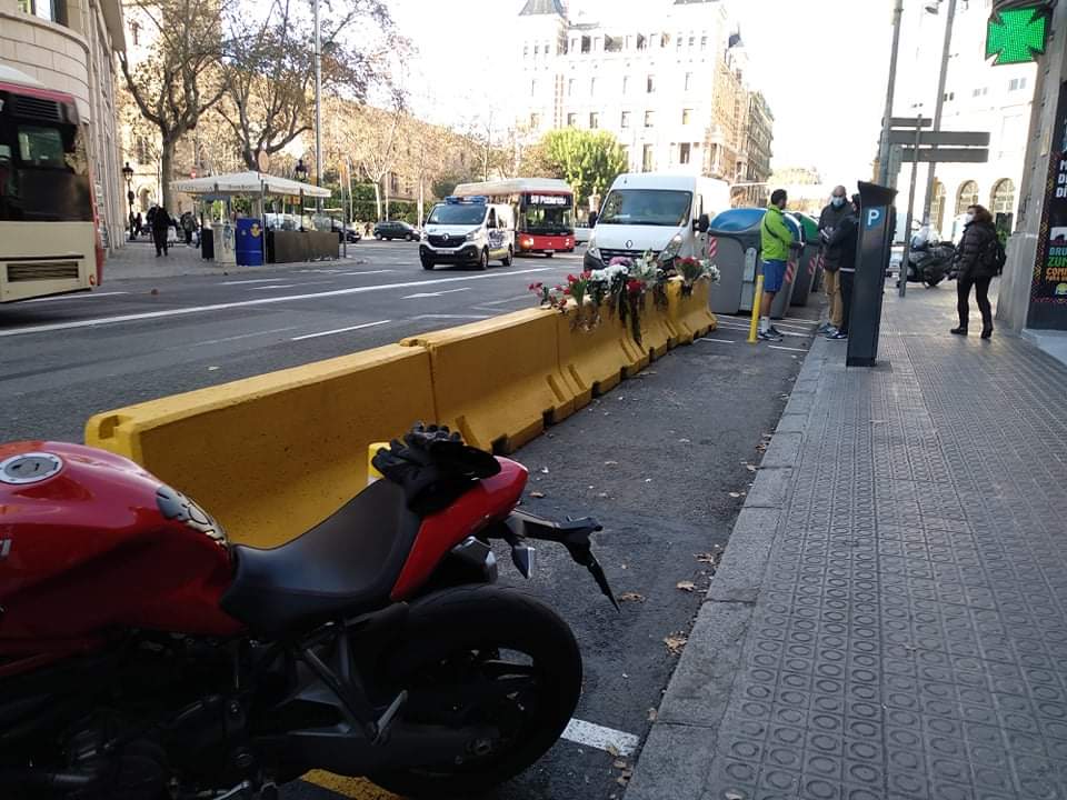 antiradarcatala's tweet photo. Imatges de BCN a Balmes amb Gran Via on s'ha fet una protesta per la presència de blocs de formigó, on fa uns dies va deixar la vida Martí Estela a l'impactar-hi després d'un accident. El nostre suport a la iniciativa i record pel Martí i la seva família.https://t.co/B6E8HBl2mc https://t.co/6KjZni70ze