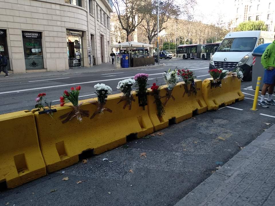 antiradarcatala's tweet photo. Imatges de BCN a Balmes amb Gran Via on s'ha fet una protesta per la presència de blocs de formigó, on fa uns dies va deixar la vida Martí Estela a l'impactar-hi després d'un accident. El nostre suport a la iniciativa i record pel Martí i la seva família.https://t.co/B6E8HBl2mc https://t.co/6KjZni70ze