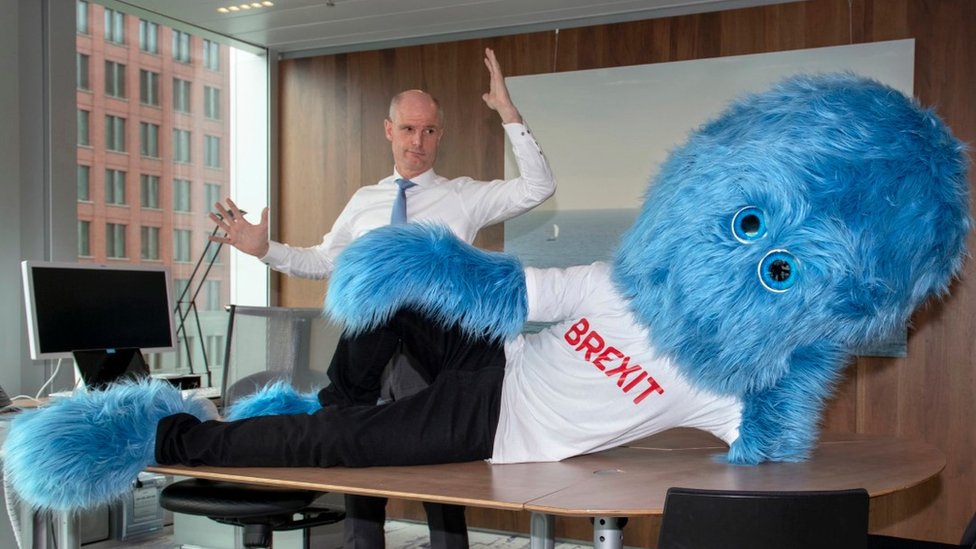 daphartmann's tweet photo. Ik wil graag deze foto nomineren als nieuwsfoto van het jaar:
'Het Brexit monster met zijn blauwe knuffel' https://t.co/6QvjquBMKa