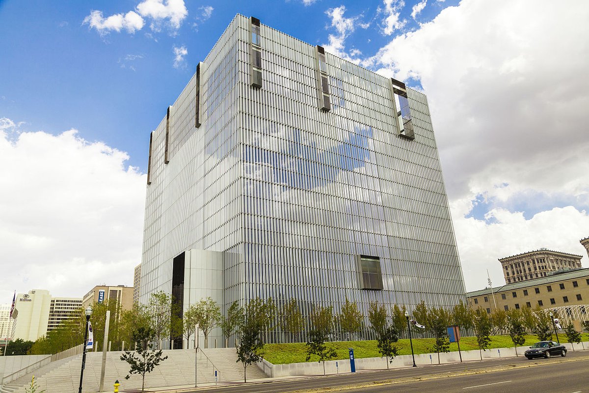 While the standard does say: "The development of an official style must be avoided. "It lets the establishment architects set the tone:"Design must flow from the architectural profession to the Government. and not vice versa.”"This lets the fox into the henhouse3/