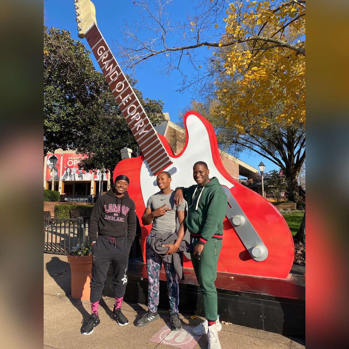 parispmusic's tweet photo. 🎸👤👤👤

#rapper #singer #soundcloud #NewMusic #Beats #ExplorePage #ParisP #Quarantine #Share #waves #hair #Libra #Family #PrettyBoy #PrettyBoyP #Tennessee #Museum #Guitar #GrandOleOpry https://t.co/uIUY7auIqh