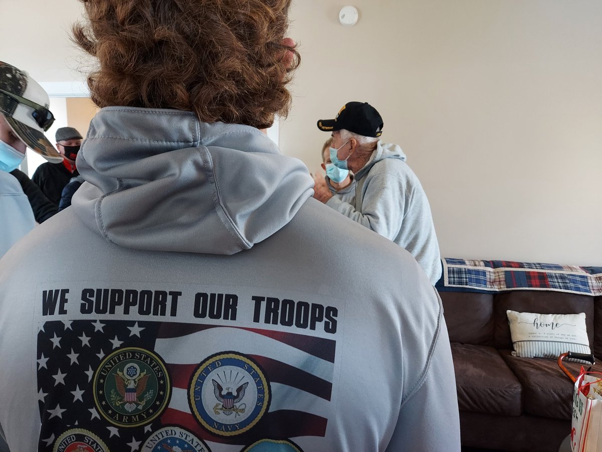 MuncieSchools's tweet photo. John Holaday was overwhelmed seeing his new home and the dozens of people who welcomed him to it. Way to go, MACC students! #MuncieProud https://t.co/I8jCldctRG