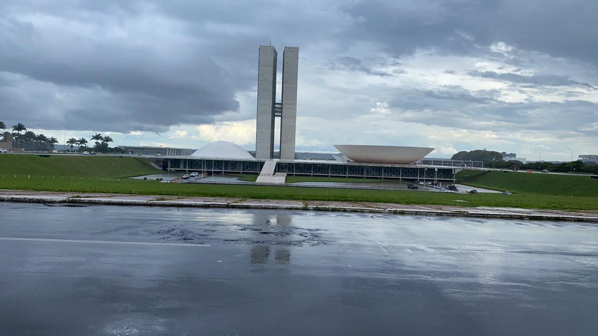 AndreJanonesMG's tweet photo. Chove forte agora aqui aonde esta marcada a manifestação, mas eu estarei aqui, representando quem não pode estar, ainda que sozinho. Eu não posso desistir, eu não me dou ao direito de deitar sabendo que deixaremos o povo a própria sorte. https://t.co/PI0LROUnJQ