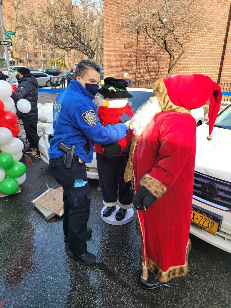 NYPDPBBronx's tweet photo. #HappeningNow we are getting ready for Winter Wonderland in Claremont Village in the #Bronx https://t.co/TsggzwQkaS