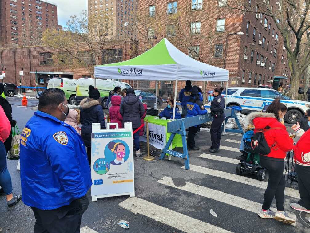 NYPDPBBronx's tweet photo. #HappeningNow we are getting ready for Winter Wonderland in Claremont Village in the #Bronx https://t.co/TsggzwQkaS
