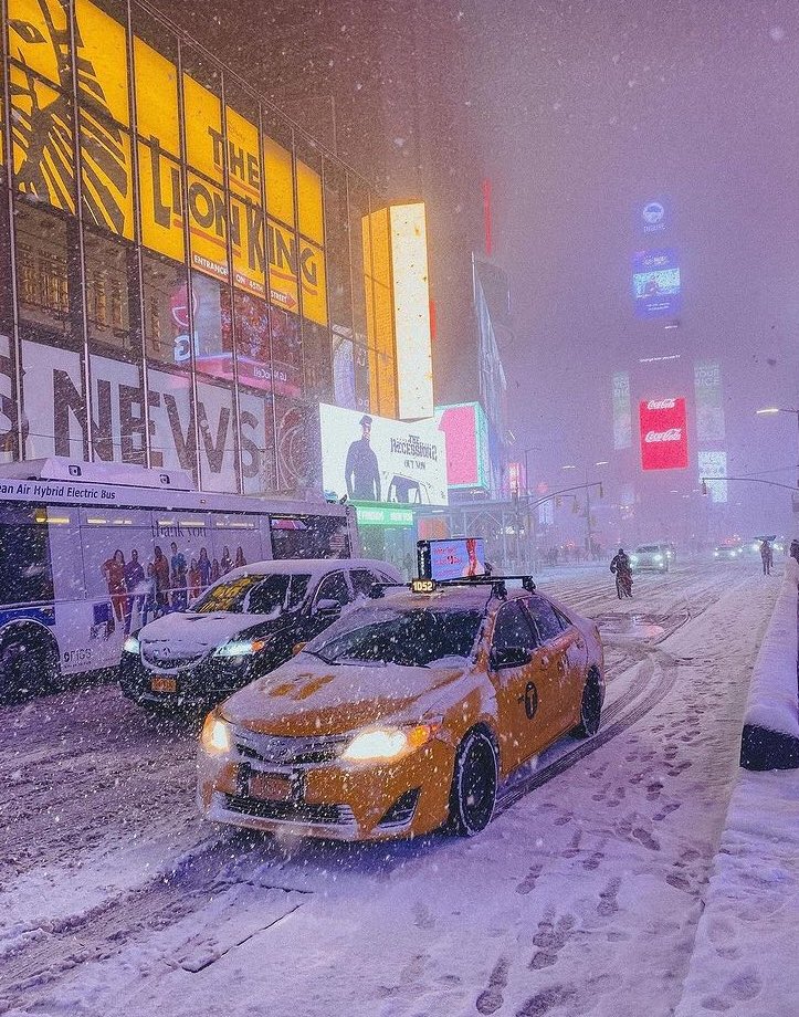 INTERIORPORN1's tweet photo. I want to spend Christmas in New York 🥰 https://t.co/YlSAx1qePq
