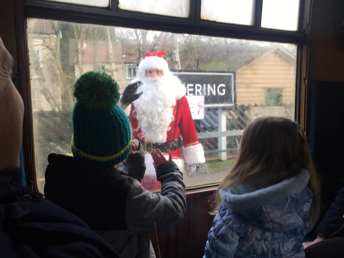 All_fire's tweet image. ⁦⁦@nymr⁩ Lennon &amp;amp; Francesca waving to Santa today 🥰