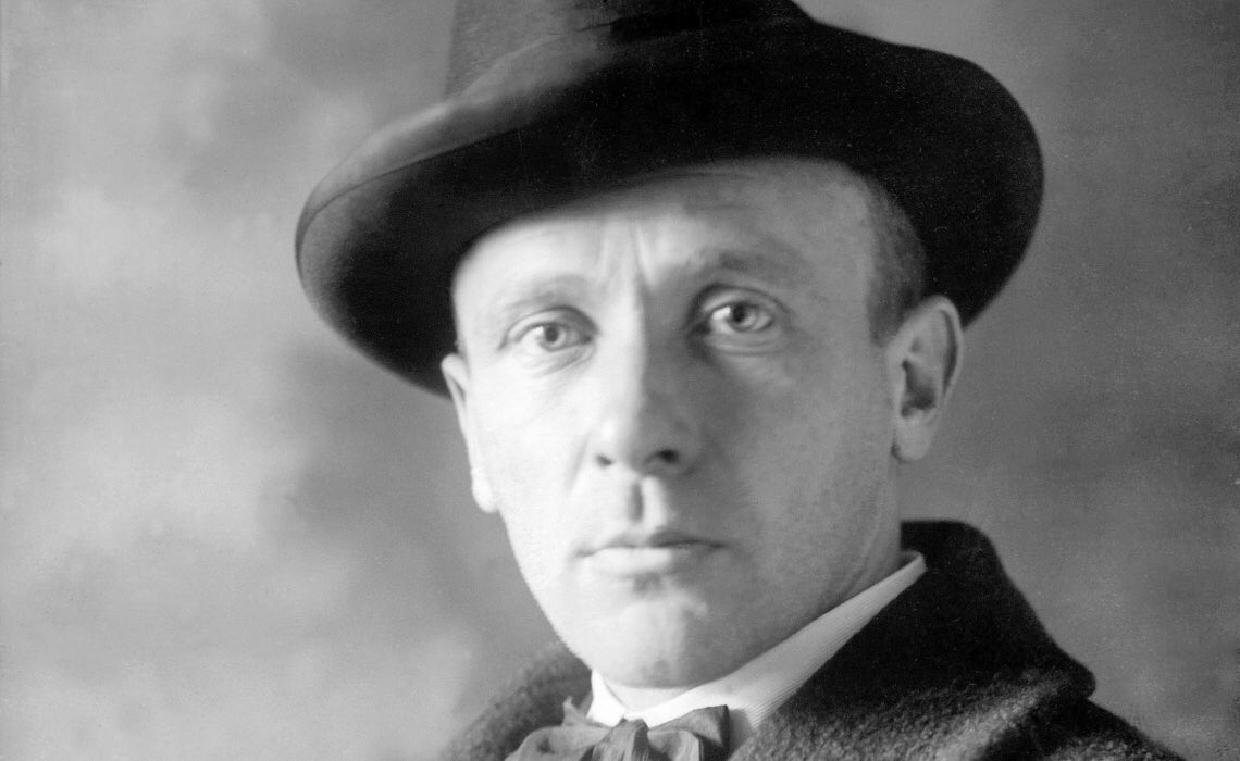“A volte il modo migliore per distruggere un uomo è lasciargli scegliere il proprio destino.”
Mikhail Bulgakov