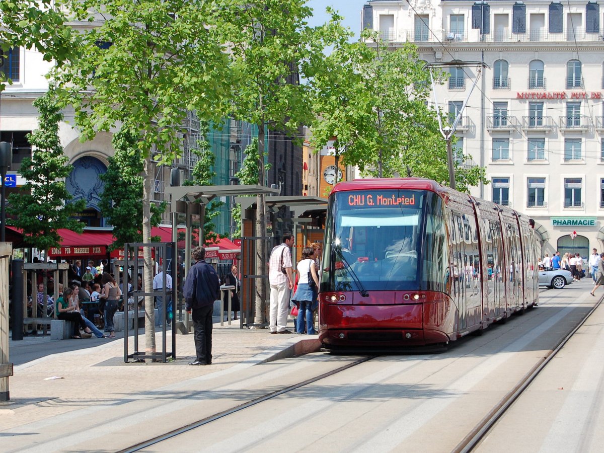 12/ A technological "curiosity" is of course the translohr, a rubber-tired tramway with central guideway. However, for all the other characteristics, it's just a curious failed tech experiment from the French (one more) within the "Modern-European-Tramway" family.