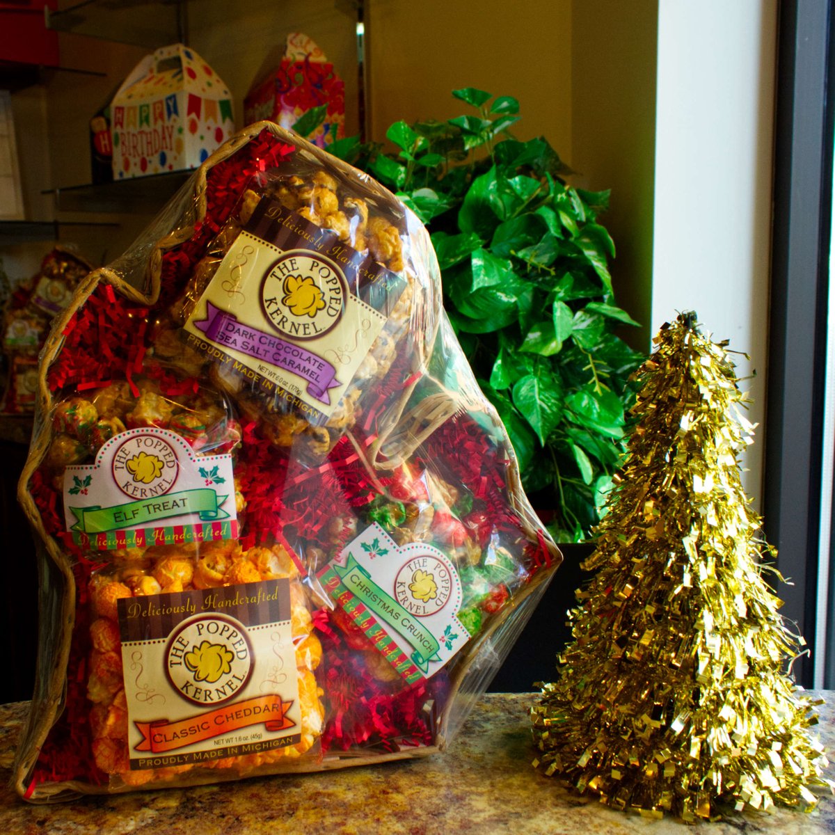 poppedkernel's tweet photo. Give gifts that will make your friends/loved ones sMITTEN!! Pick up #deliciouslyhandcrafted popcorn packaged in our Michigan gift baskets this Christmas! 🧤🎄🍿 #SmittenWithTheMitten #PopcornGiftBasket #ThePoppedKernel #TuesdayTip https://t.co/ecoAayyoO4