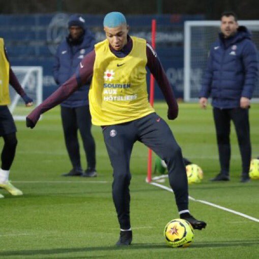 PSG_arab's tweet photo. 🔝📸
آخر التدريبات هذه السنة في القلعة الباريسية #PSGRCSA ⚽️
#ApoyamosALosHoteles #WeSupportHotels
👕 @All https://t.co/9iI6uHpYNs