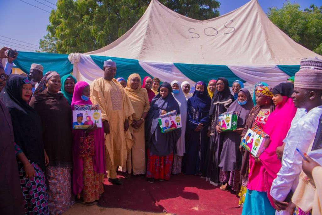 AishaMatawalle's tweet photo. Mama Kit Distribution comes to an end with additional 5 Local Governments benefiting,adding to the previous 9 Local Governments,making it a Total of 14 Local Governments,The latest beneficiaries are K Namoda , Maradun, Zurmi ,Shinkafi and Gummi 

Thread https://t.co/NBJheuikdr