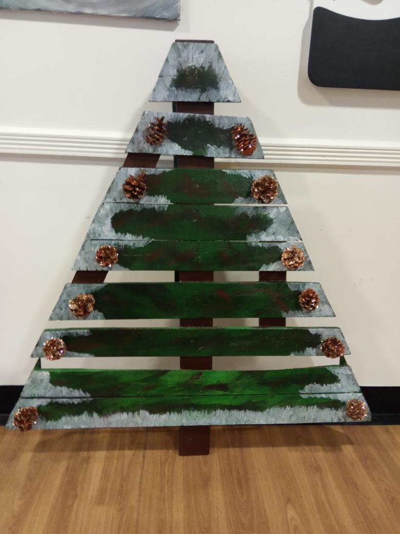caththomp1231's tweet photo. The therapy room at The Orchard is the place to be for creativity.   A wooden retro Christmas tree and so much more.  Activities for all to support well being. @mar8aret @WeAreLSCFT @SBlunder https://t.co/EFuMSIexGx